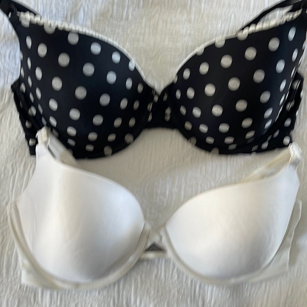GUC - 2 VICTORIA SECRET DEMI BRAS. Sz: 34D.